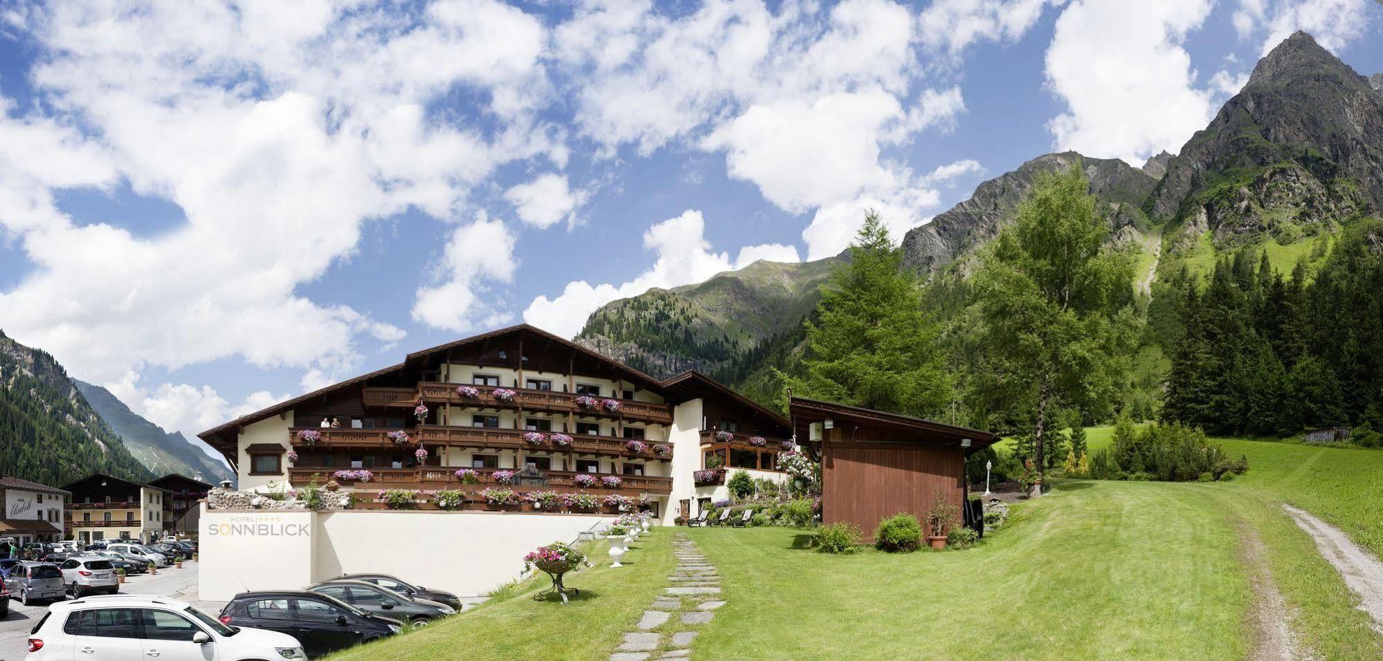 Hotel Sonnblick Sankt Leonhard im Pitztal Bagian luar foto