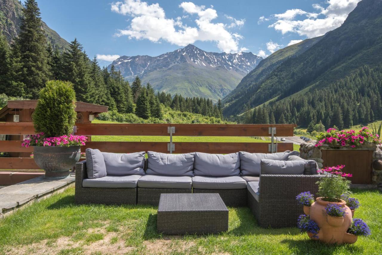 Hotel Sonnblick Sankt Leonhard im Pitztal Bagian luar foto